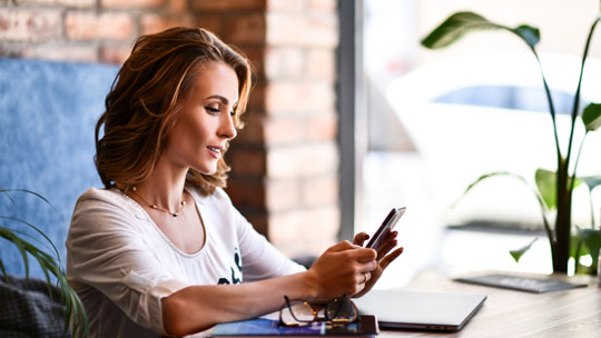 Fundraising Texting: Female professional receiving a text message